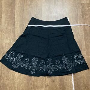 New York & Company Size 10 Black Skirt with Metallic Silver Damask Side zipper